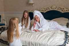 Жінка з двома дітьми у номері готелю «Royal Grand Hotel» у Трускавці