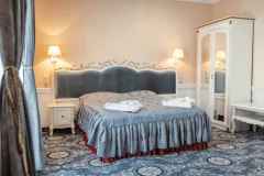 Ліжко у номері готелю «Royal Grand Hotel» у Трускавці