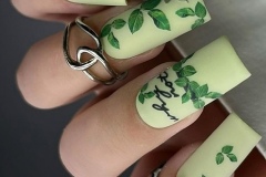 Літній манікюр на квадратні нігті з рослинним візерунком
