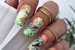 Дизайн із квітами – яскраві нігті на літо