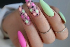 Літній дизайн нігтів з квітами