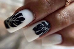 Нюдові нігті з намальованими листочками