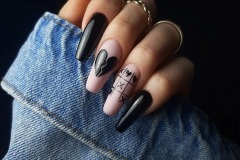 Чорний дизайн нігтів з малюнками для жінок 2023