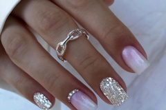 Весільний дизайн нігтів омбре з посмішкою із каміння