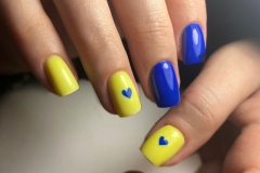 Синьо-жовтий дизайн нігтів з малюнком