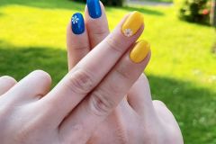 Синьо-жовтий дизайн нігтів з ромашками