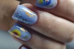 Блакитний дизайн нігтів з соняшником