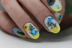 Патріотичний дизайн нігтів з соняшниками