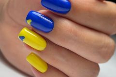 Синьо-жовтий дизайн нігтів 2023