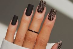 Квадратні нігті з дизайном у чорних кольорах для жінок