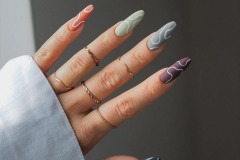 Різнокольорові нігті з абстракцією 2024