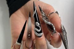 Гострі нігті з трендовим металічним об'ємним дызайном