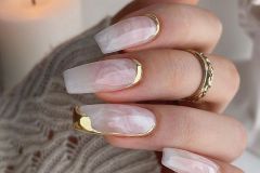 Ніжні нігті з модним металічним декором