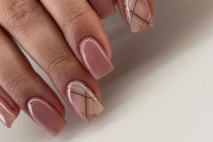 Геометричний дизайн на нюдових нігтях