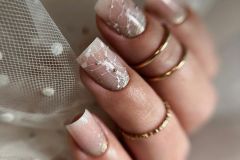 Нюдовий манікюр на нігтях арочної форми