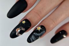 Неймовірні чорні нігті з матовим топом на зиму