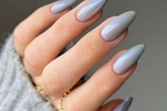 Світло-сірий дизайн нігтів на зиму 2024