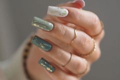 Красивий дизайн нігтів для жінок у сірих кольорах