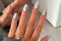 Світло-сірий манікюр на довгі нігті