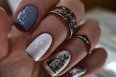 Сірі нігті з новорічним дизайном