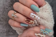 Зимовий дизайн нігтів з наклейками