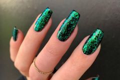 Трендові довгі зелені нігті для жінок