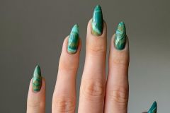 Зелені нігті з дизайном для жінок 2024
