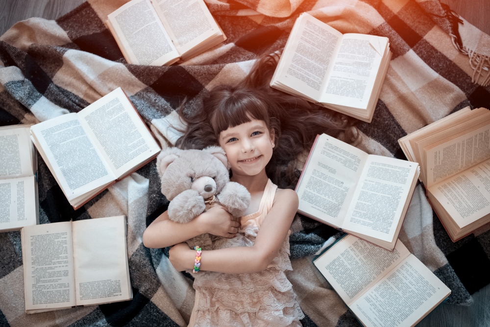 Дівчинка посеред книг