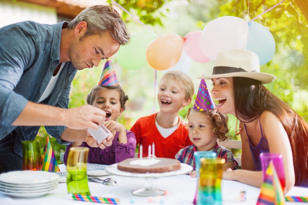 Устроить День рождения можно и дома, организовав массу развлечений и заказав вкусный стол