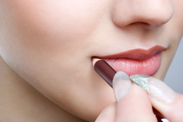 Как увеличить губы в домашних условиях и как этого делать не стоит