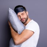 Обнимает подушку