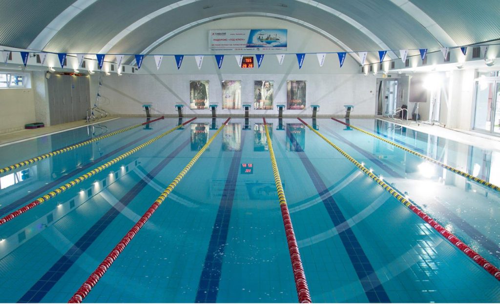 Критий басейн спортклубу 25 метрів 7 доріжок працює в будь-який пору року для членів клубу