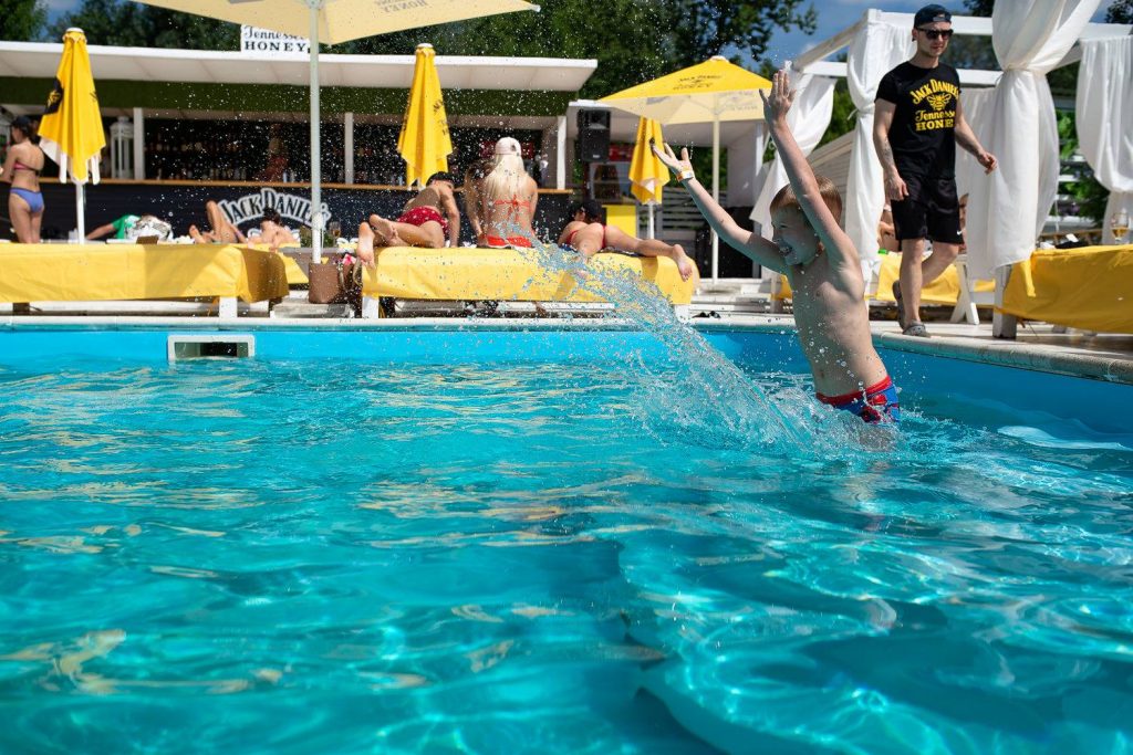 Целый бассейн позитива и счастья в пляжном клубе «Bora Bora» в Киеве.