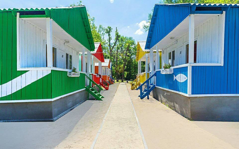 У пляжному комплексі«Sandali»можна орендувати будиночок на 4-х на вихідні і довше