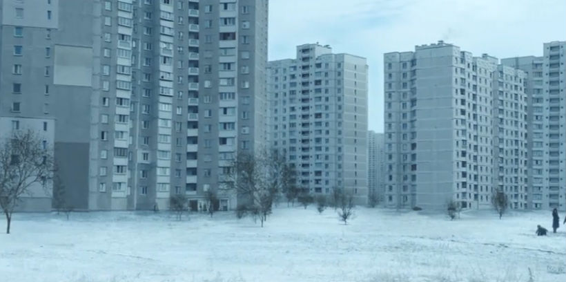 Засніжена Троєщина в липні 2018 – кадри із серіалу «Чорнобиль».