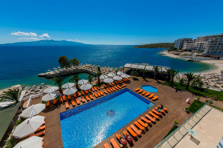 Вид с отеля Saranda Palace 4* в Саранде с собственным частным пляжем.
