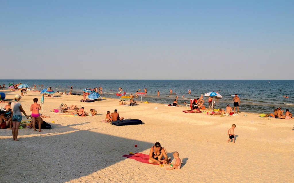 Курорт Кирилловка на Азовском море знаменит лиманами (Молочный и Утлюкский), большим выбором баз отдыха на косах Федотова и Пересыпь.