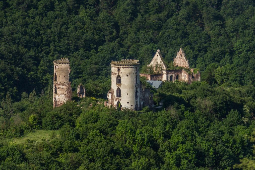Вид згори на Червоноградський замок заворожує