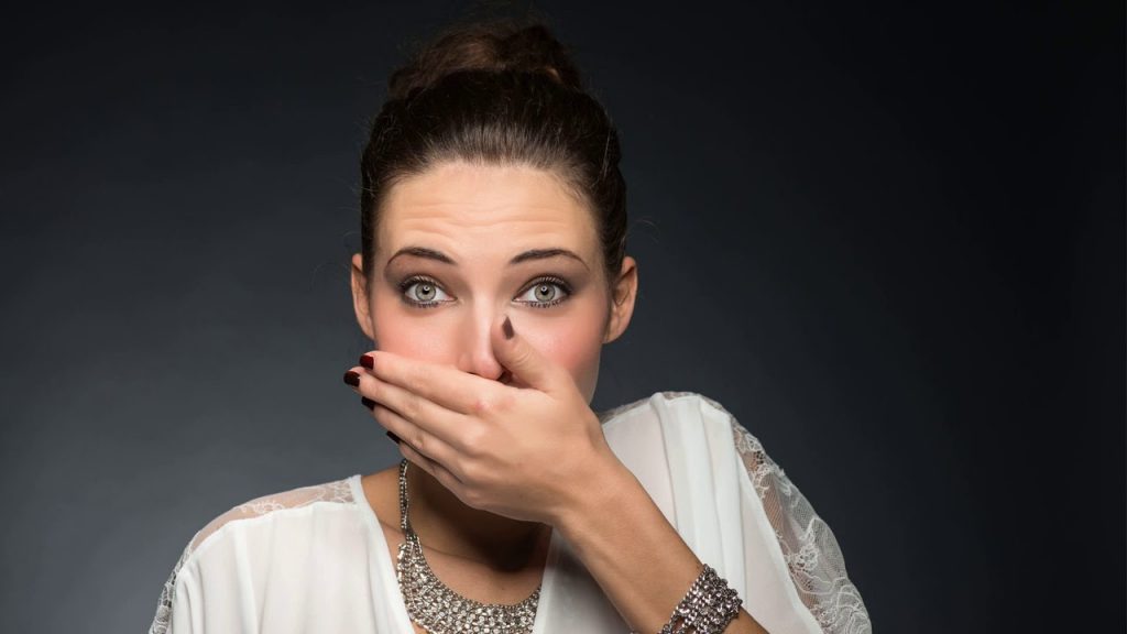 Як зрозуміти, що погано пахне з рота