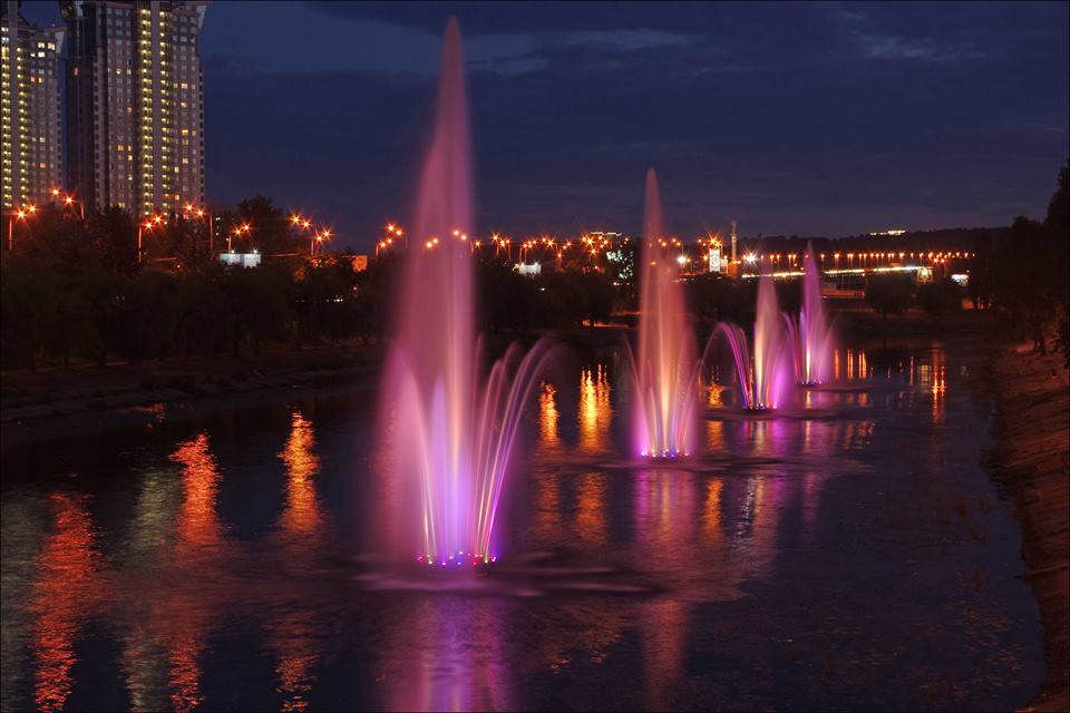 Русанівські співочі фонтани ефектно виглядають увечері