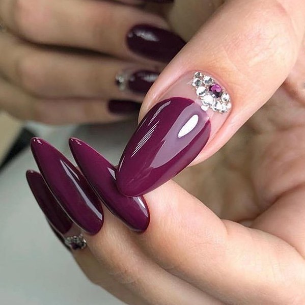 Интересный модный дизайн с лунками из страз для миндалевидных ногтей