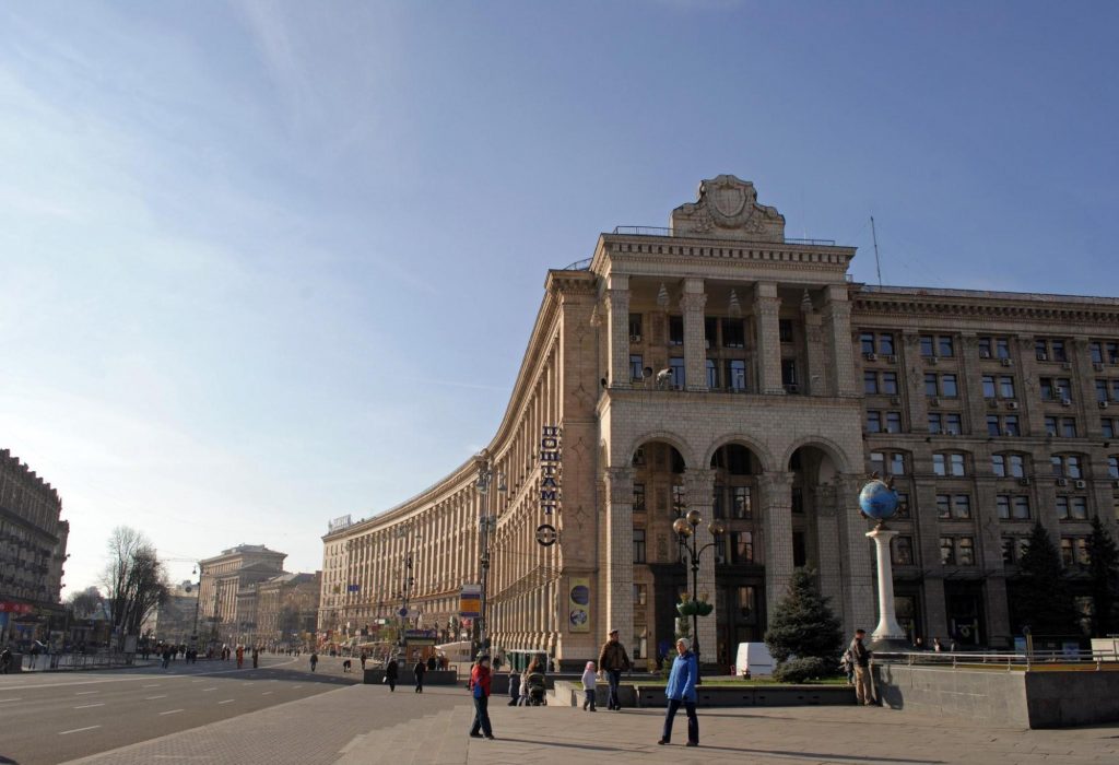 Вид на угловой фасад Главпочтамта