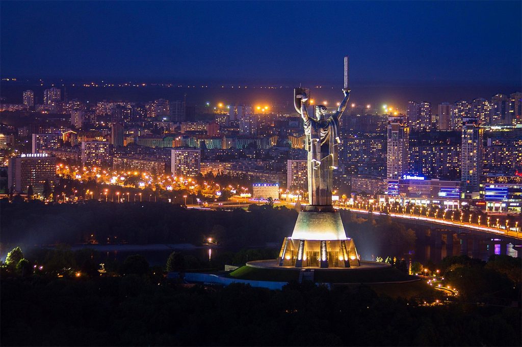 Памятник Родина-Мать вечером