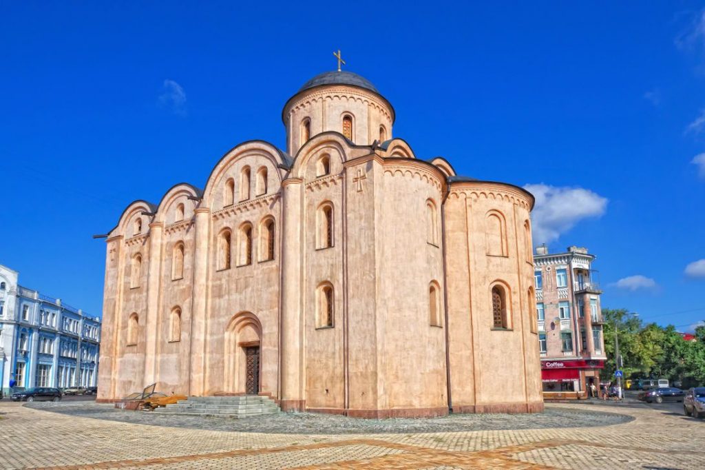 Фасад церкви Успения Богородицы Пирогощи