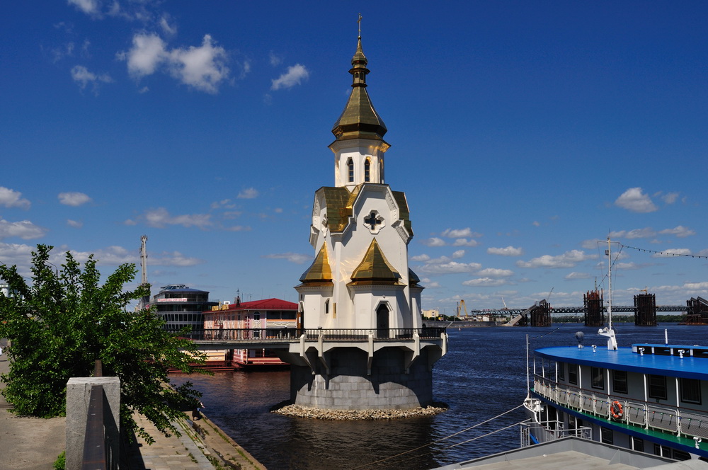 Церковь на воде, вид с берега