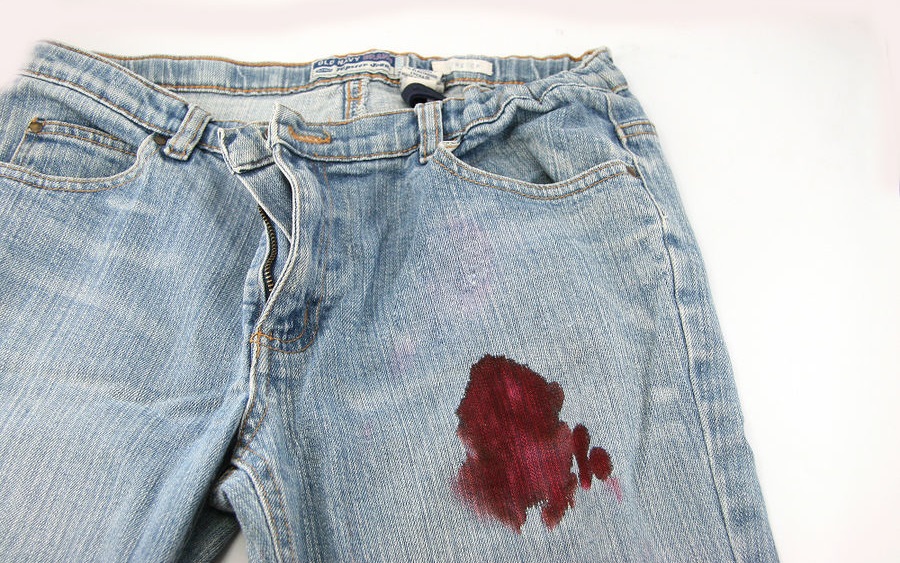 Позбавляємося від плям крові на джинсах