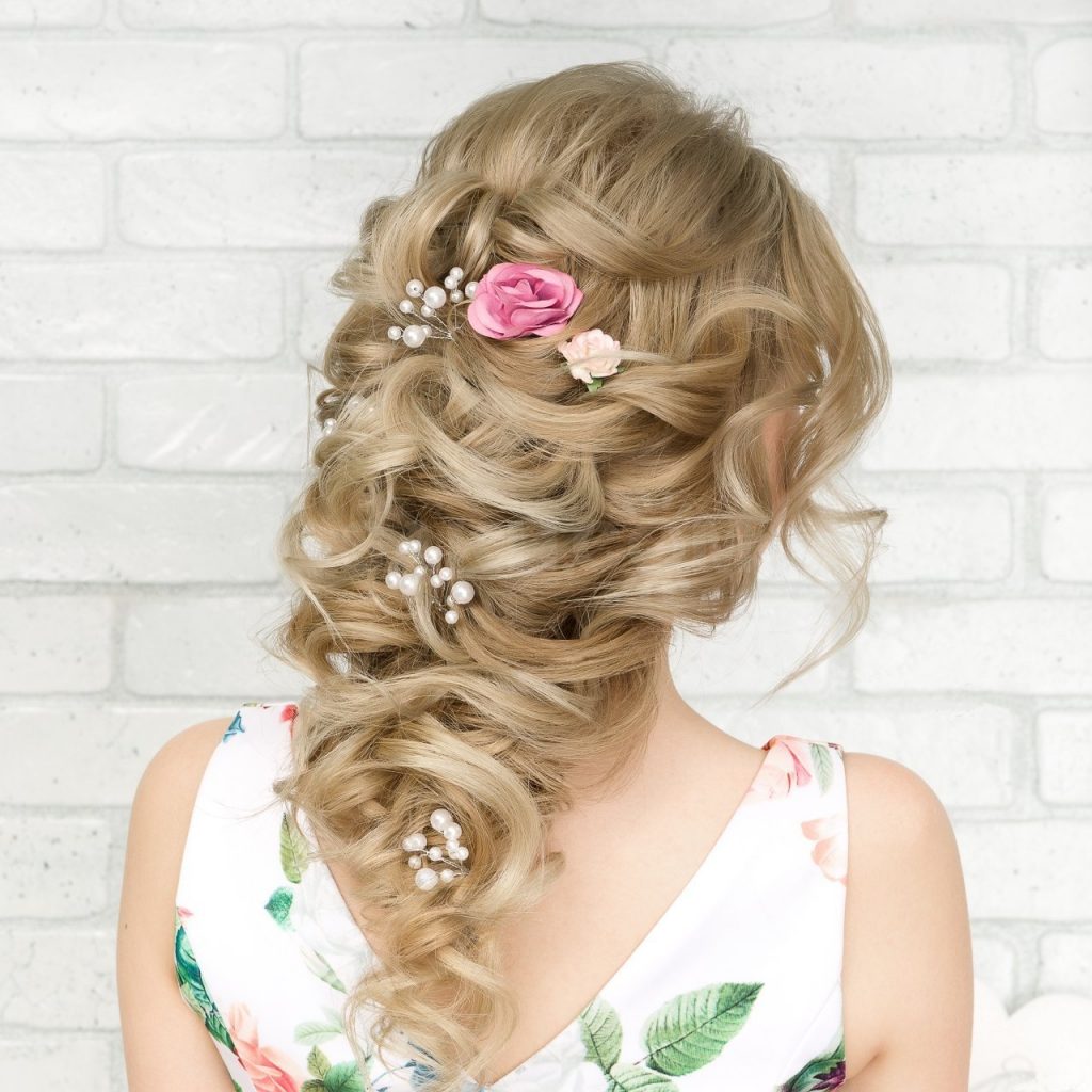 Зачіска з локонів із квітами та перлинами