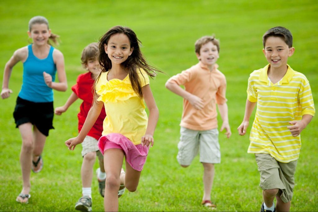 Діти біжуть по траві