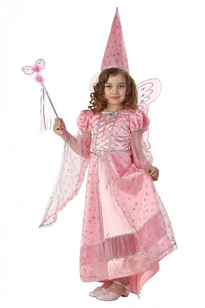Костюм феї: рожеве атласне плаття з рукавами-ляхтариками, на спині крильця, а на голові гостроносий ковпак