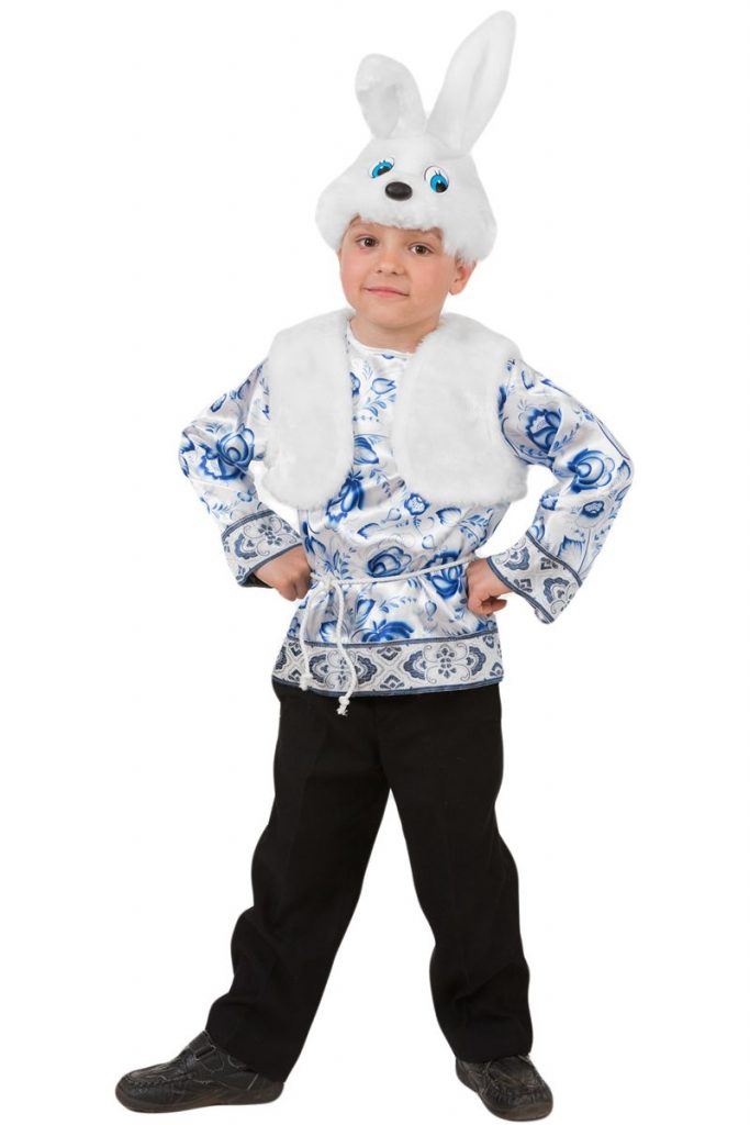 Костюм зайця: синьо-біла сорочка з орнаментом за типом етнічного, міхова жилетка, капелюшок з вушками